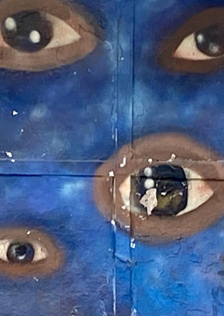 gezeichnete Augen auf blauem Hintergrund